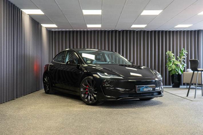 Sort Tesla Model 3 fra 2024