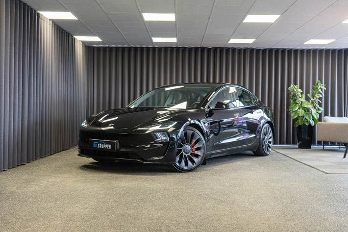 Sort Tesla Model 3 fra 2024