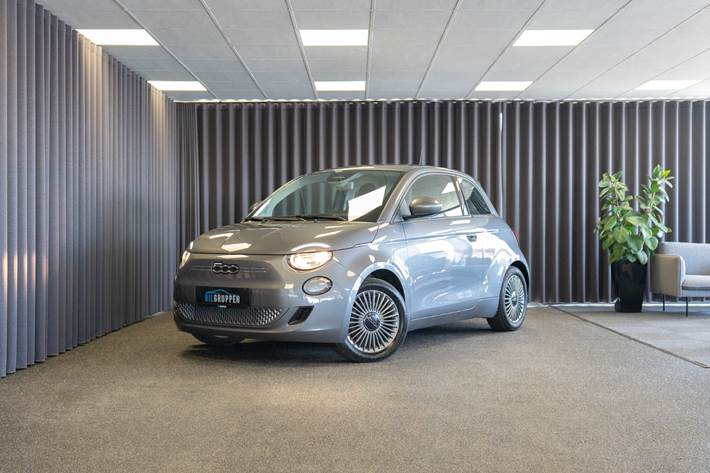 Grå Fiat 500e fra 2020
