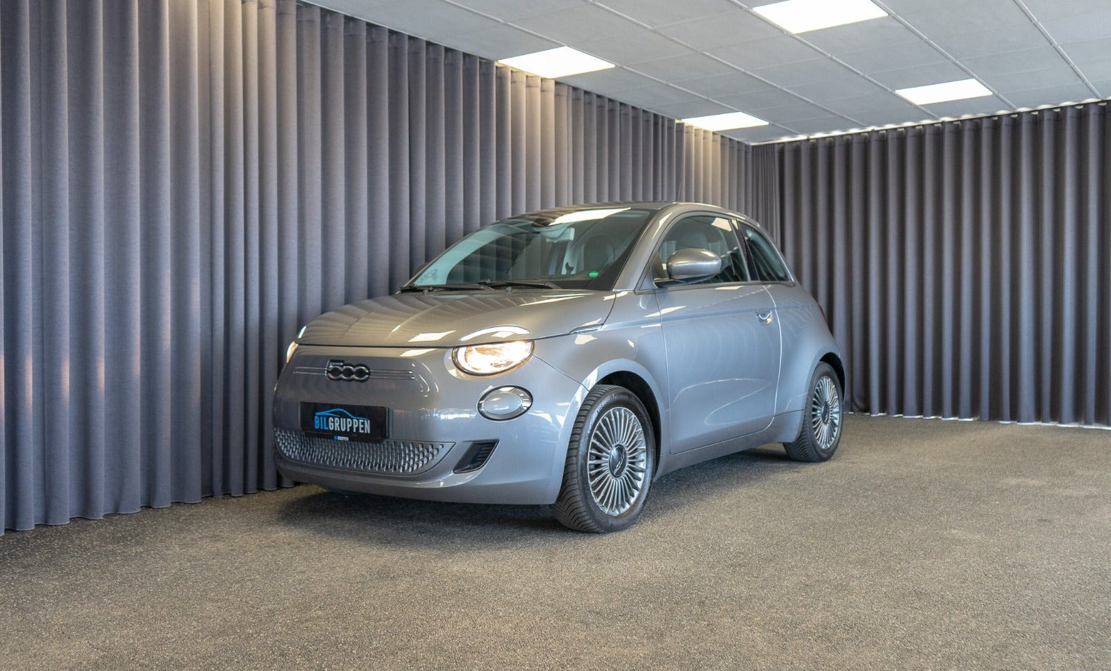 Grå Fiat 500e fra 2020