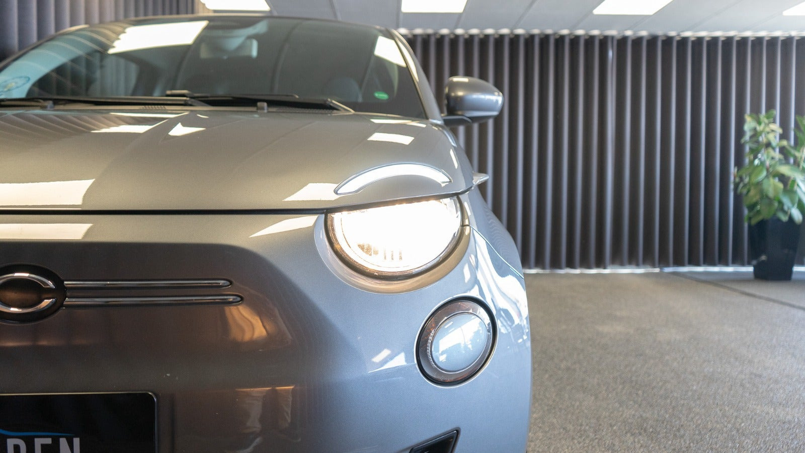 Grå Fiat 500e fra 2020