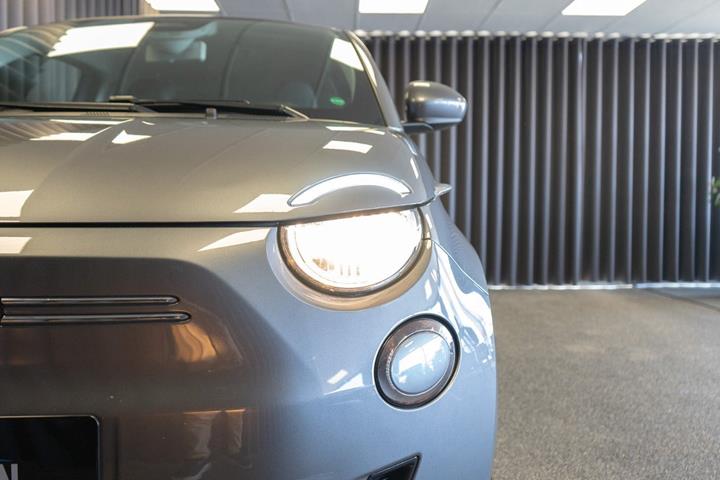 Grå Fiat 500e fra 2020