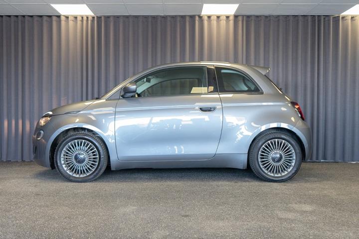 Grå Fiat 500e fra 2020