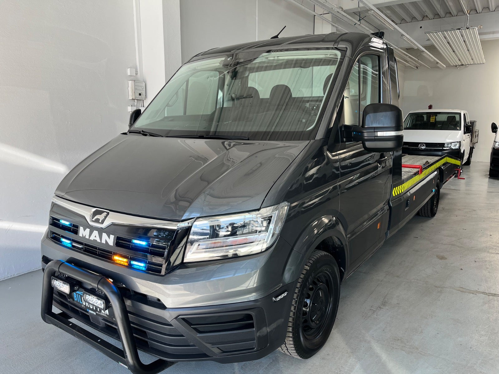 Grå VW Crafter 35 fra 2024