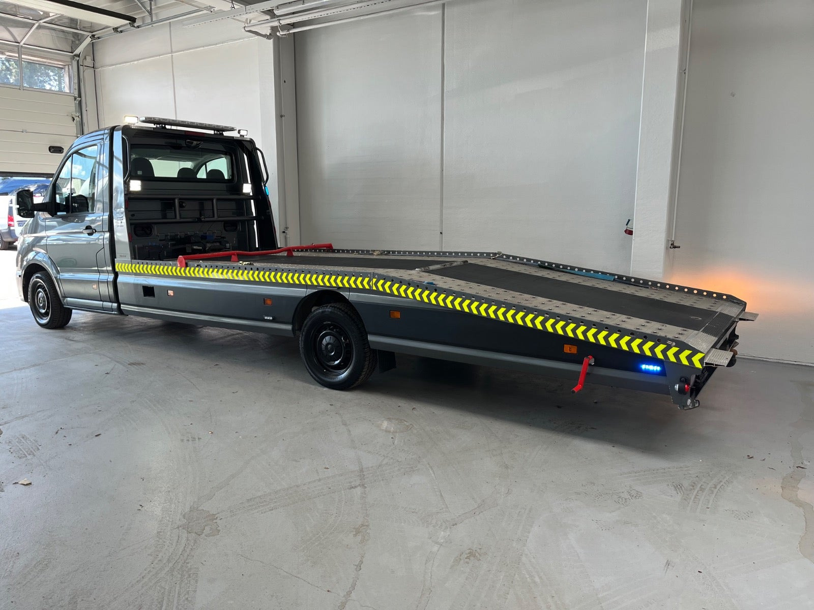 Grå VW Crafter 35 fra 2024