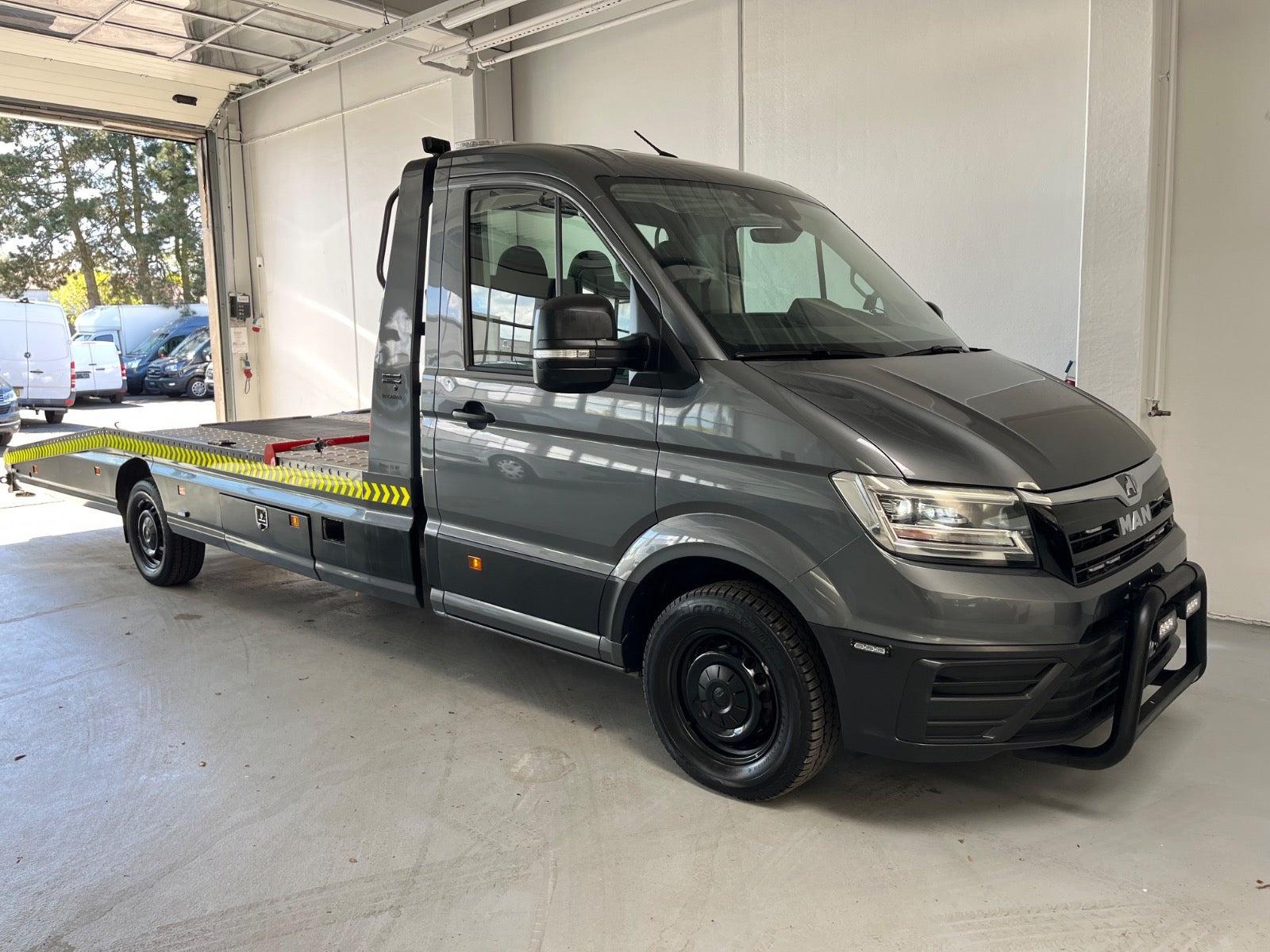 Grå VW Crafter 35 fra 2024