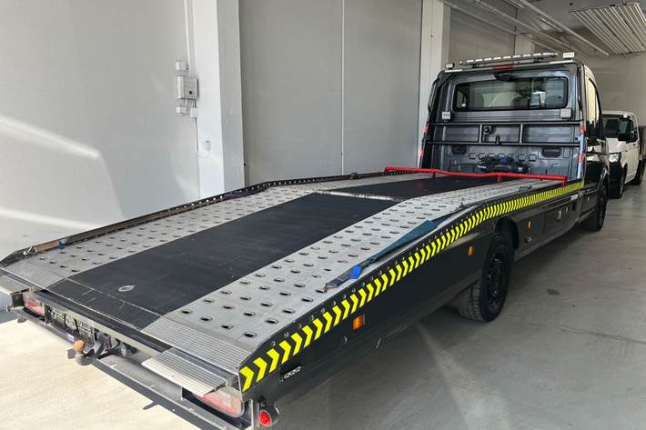 Grå VW Crafter 35 fra 2024