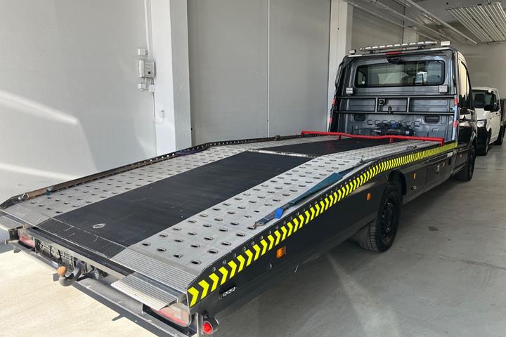 Grå VW Crafter 35 fra 2024