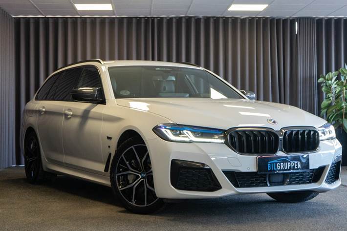 Hvid BMW 530e fra 2022