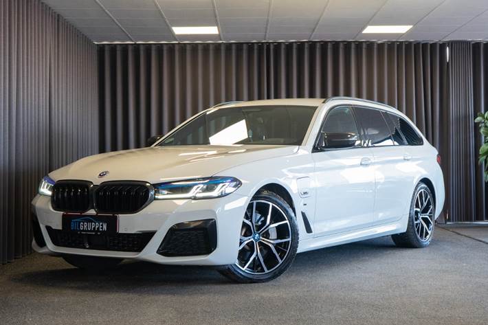 Hvid BMW 530e fra 2022