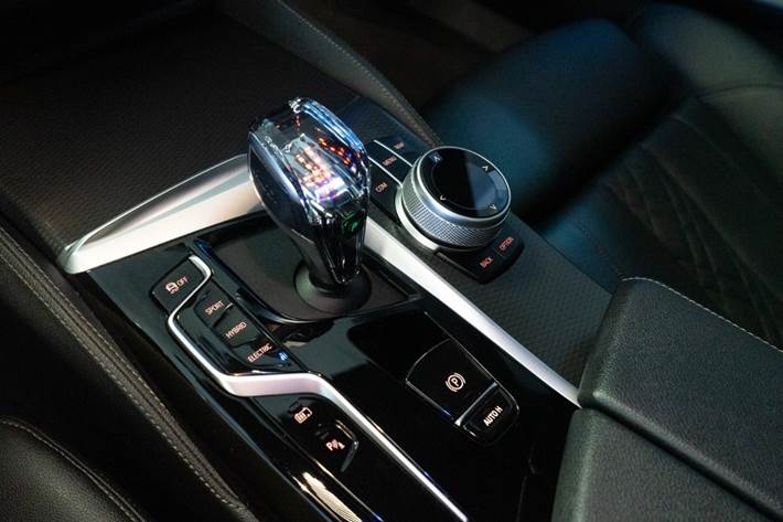 Hvid BMW 530e fra 2022