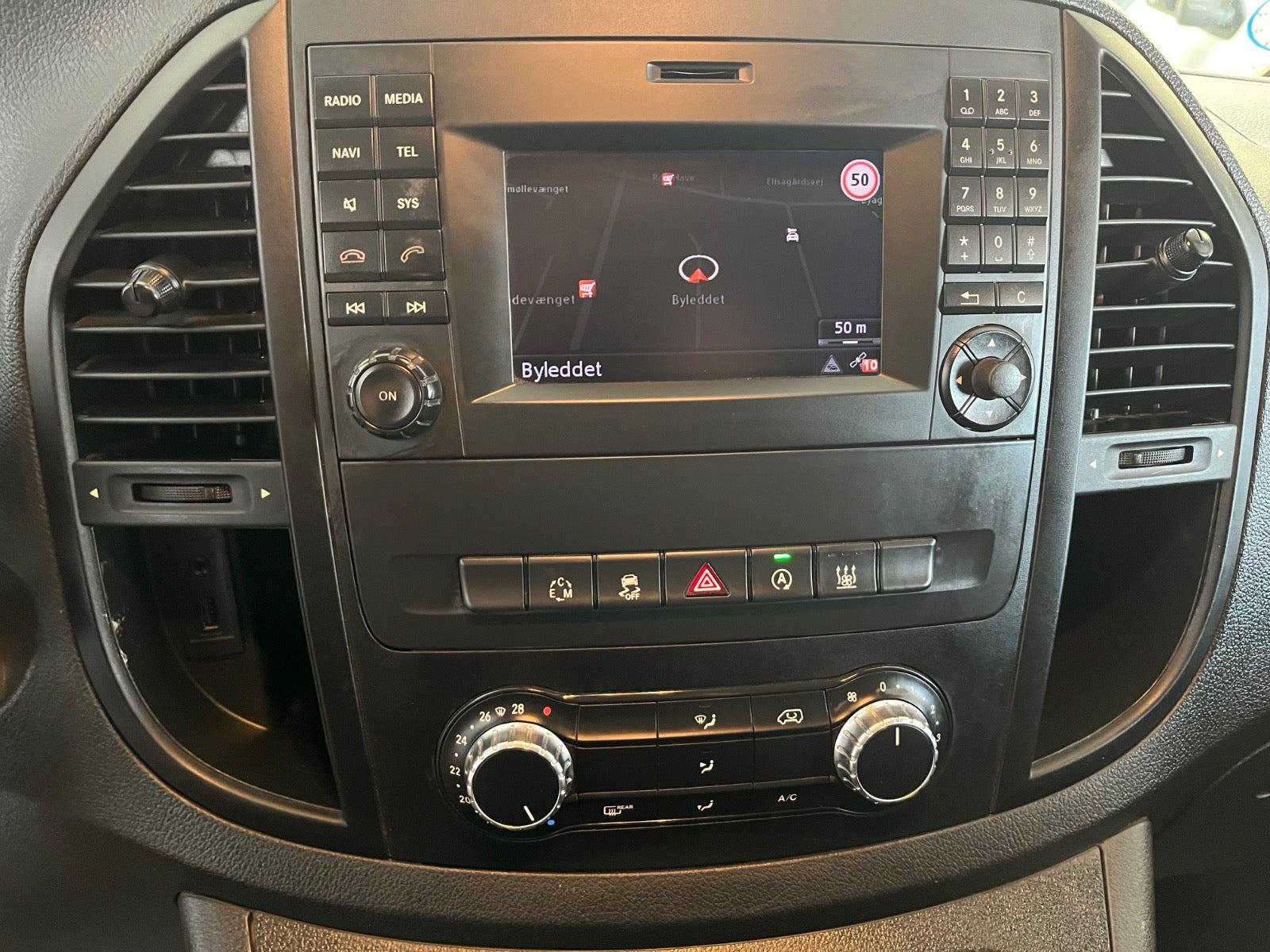 Sølv Mercedes Vito 119 fra 2018