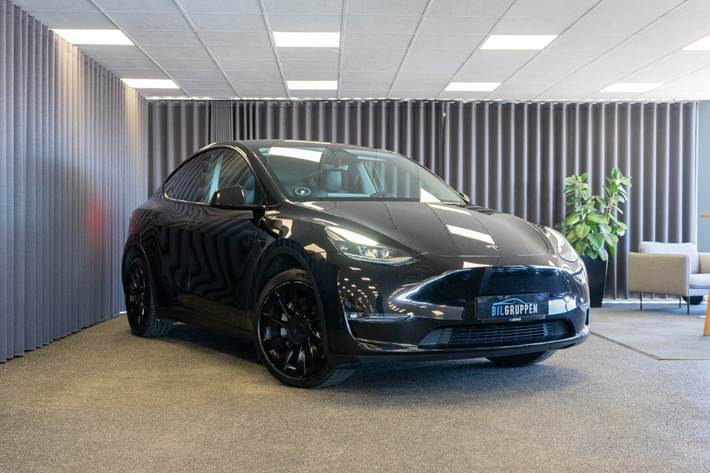 Sort Tesla Model Y fra 2023