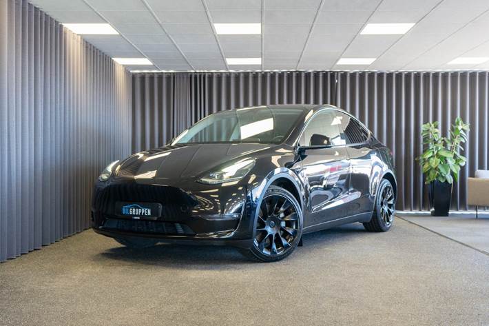 Sort Tesla Model Y fra 2023