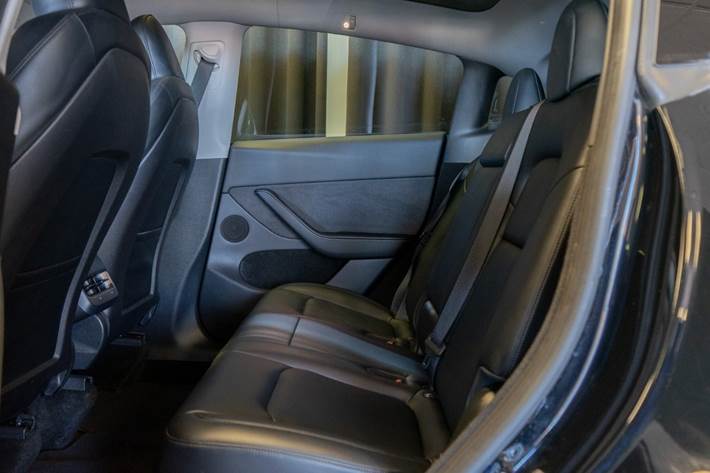 Sort Tesla Model Y fra 2023