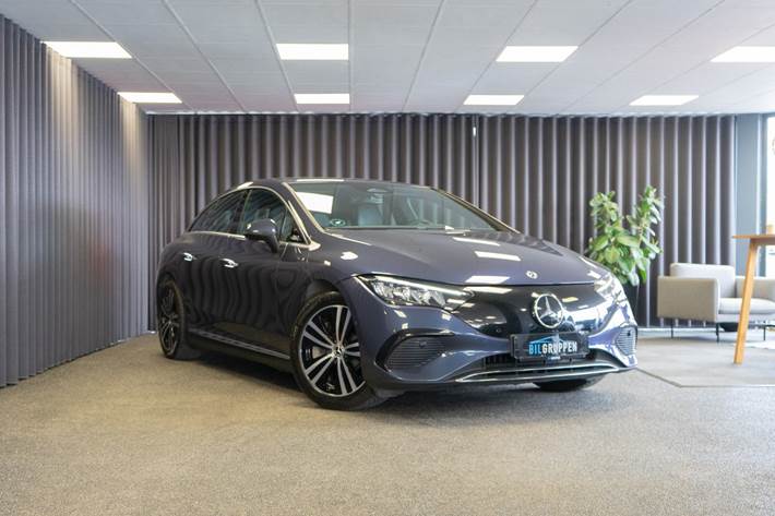 Blå Mercedes EQE300 fra 2023