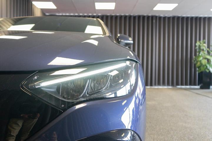 Blå Mercedes EQE300 fra 2023