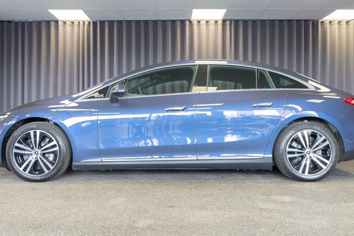 Blå Mercedes EQE300 fra 2023