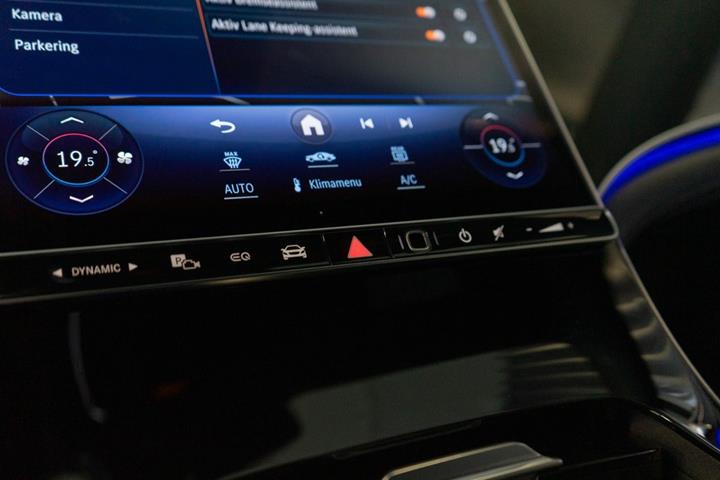 Blå Mercedes EQE300 fra 2023