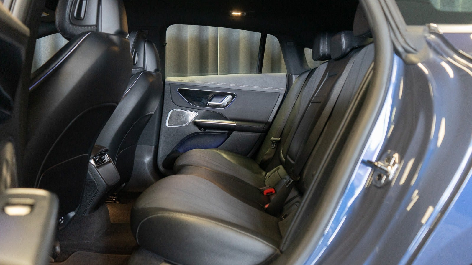 Blå Mercedes EQE300 fra 2023