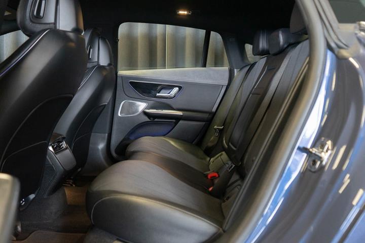 Blå Mercedes EQE300 fra 2023