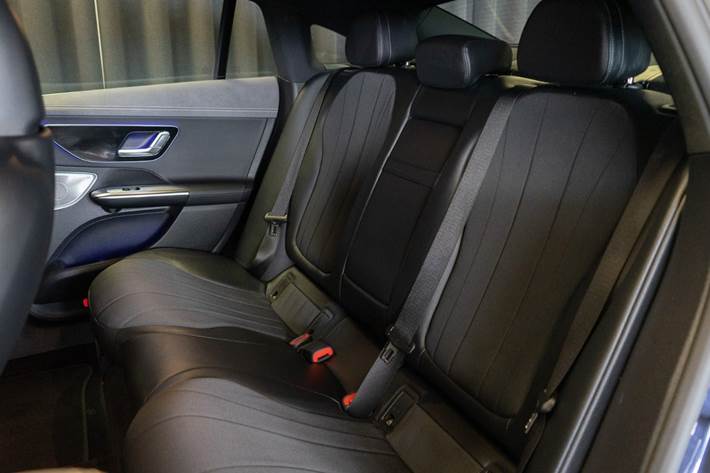 Blå Mercedes EQE300 fra 2023
