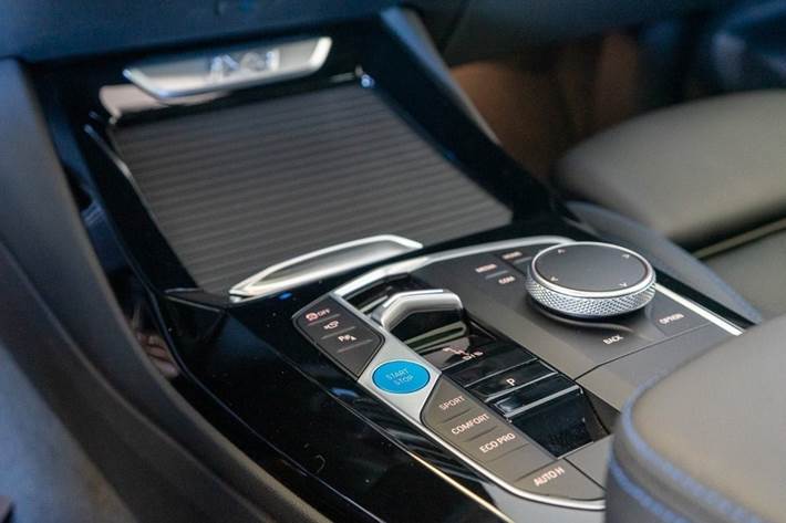 Hvid BMW iX3 fra 2024