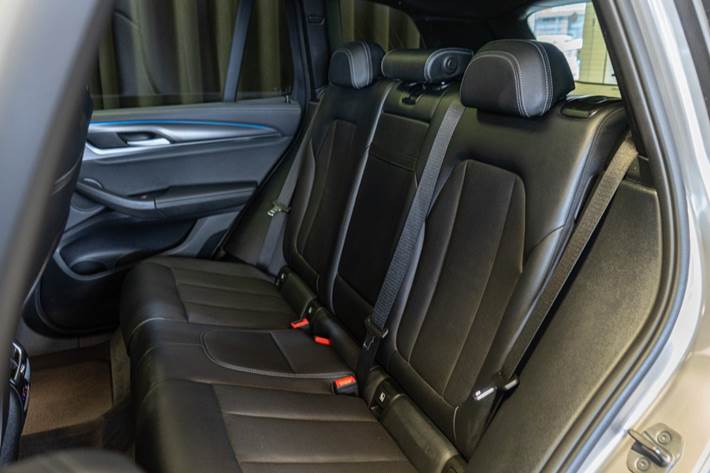 Orange BMW iX3 fra 2023