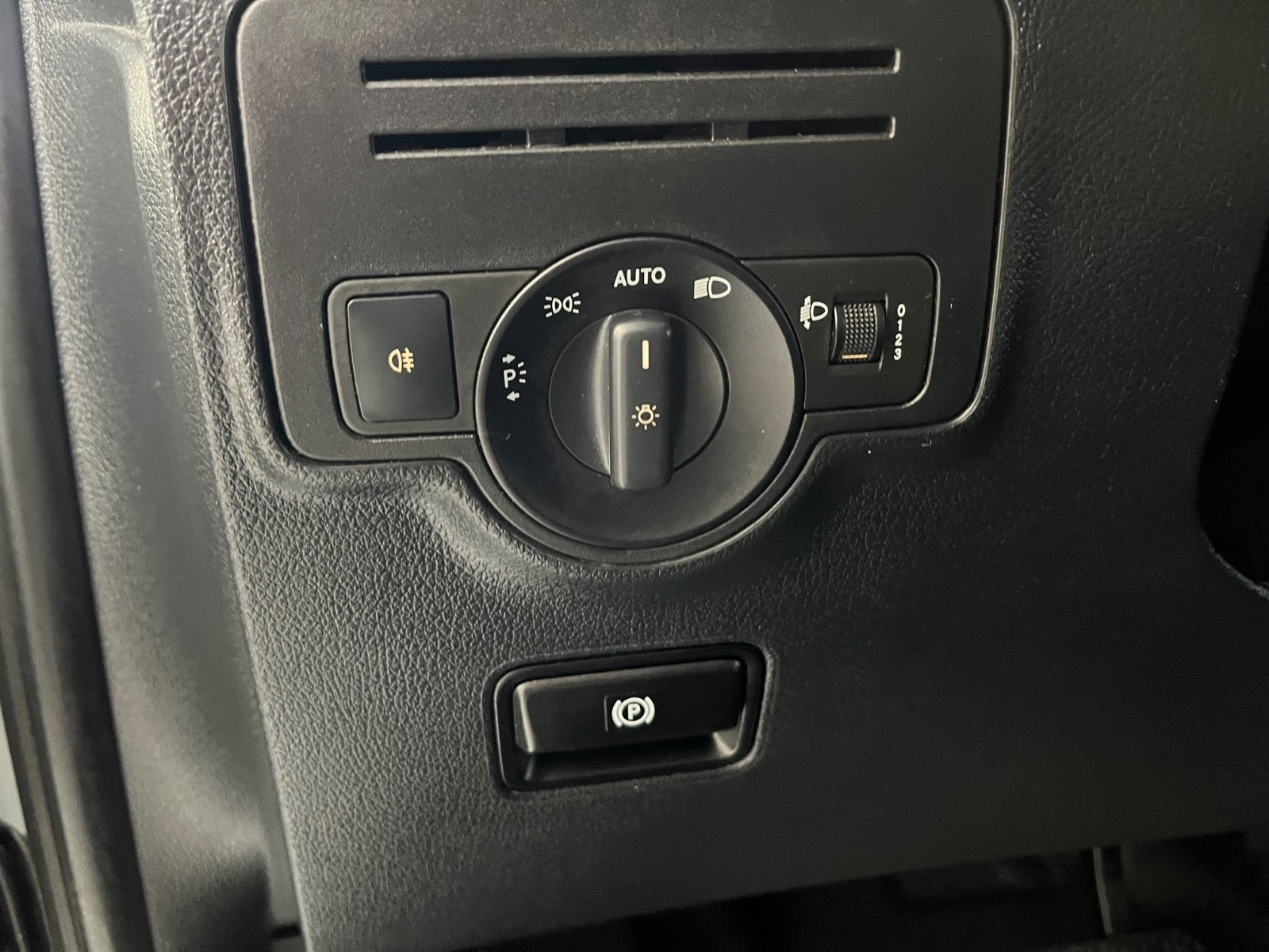 Gul Mercedes Vito 114 fra 2021