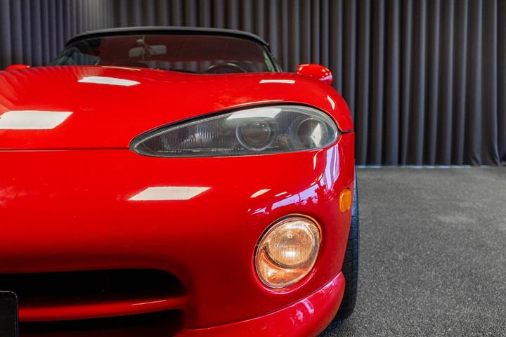 Rød Dodge Viper fra 1993 set udefra