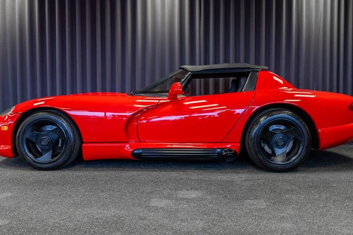 Rød Dodge Viper fra 1993 set udefra