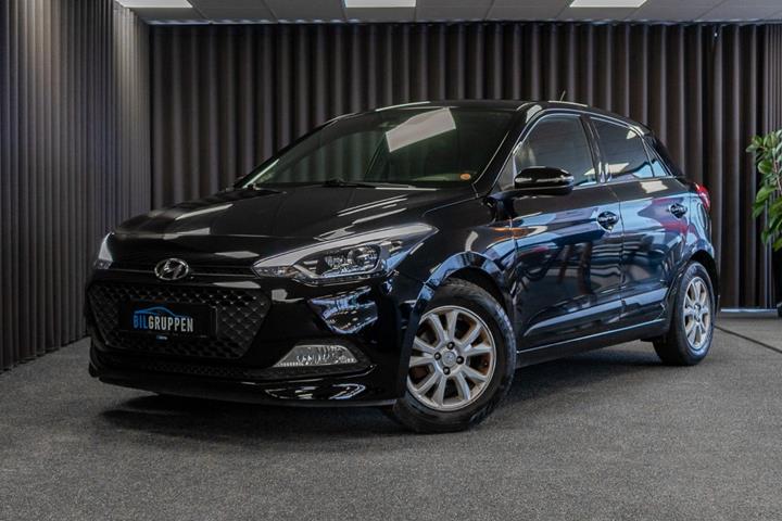 Sort Hyundai i20 fra 2017 set udefra