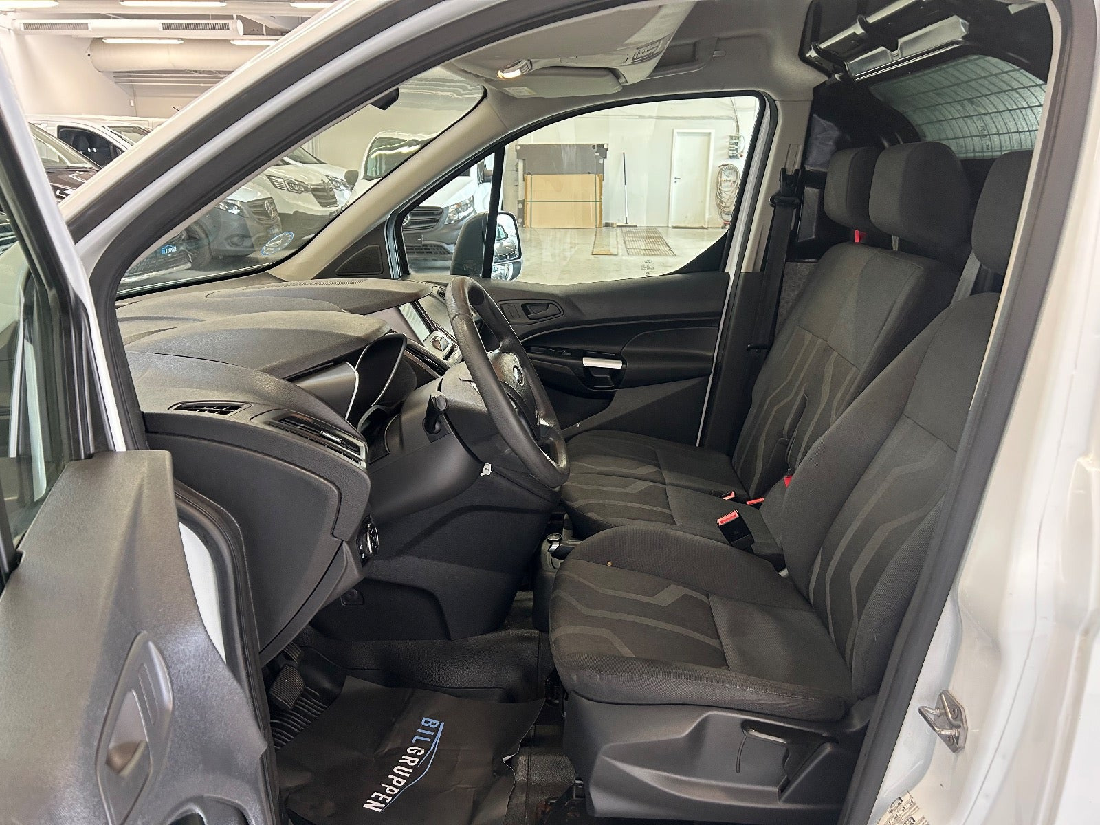Hvid Ford Transit Connect fra 2017