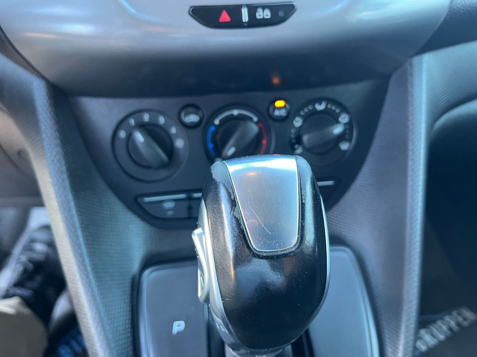 Hvid Ford Transit Connect fra 2017
