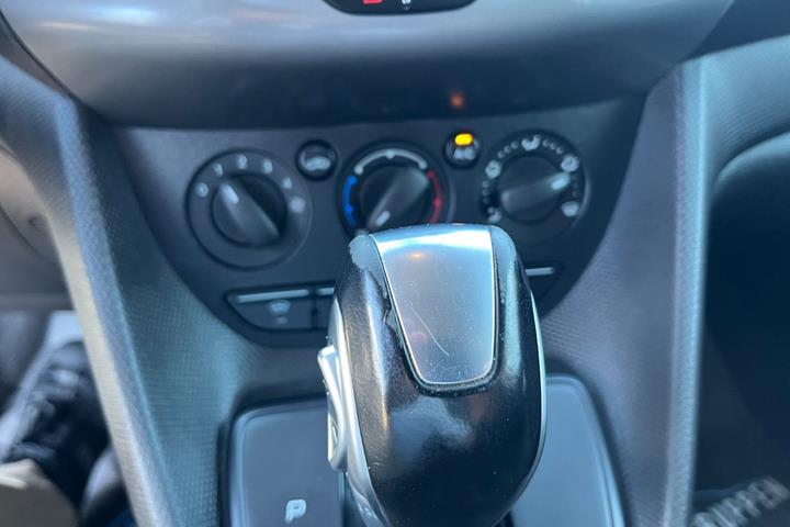 Hvid Ford Transit Connect fra 2017