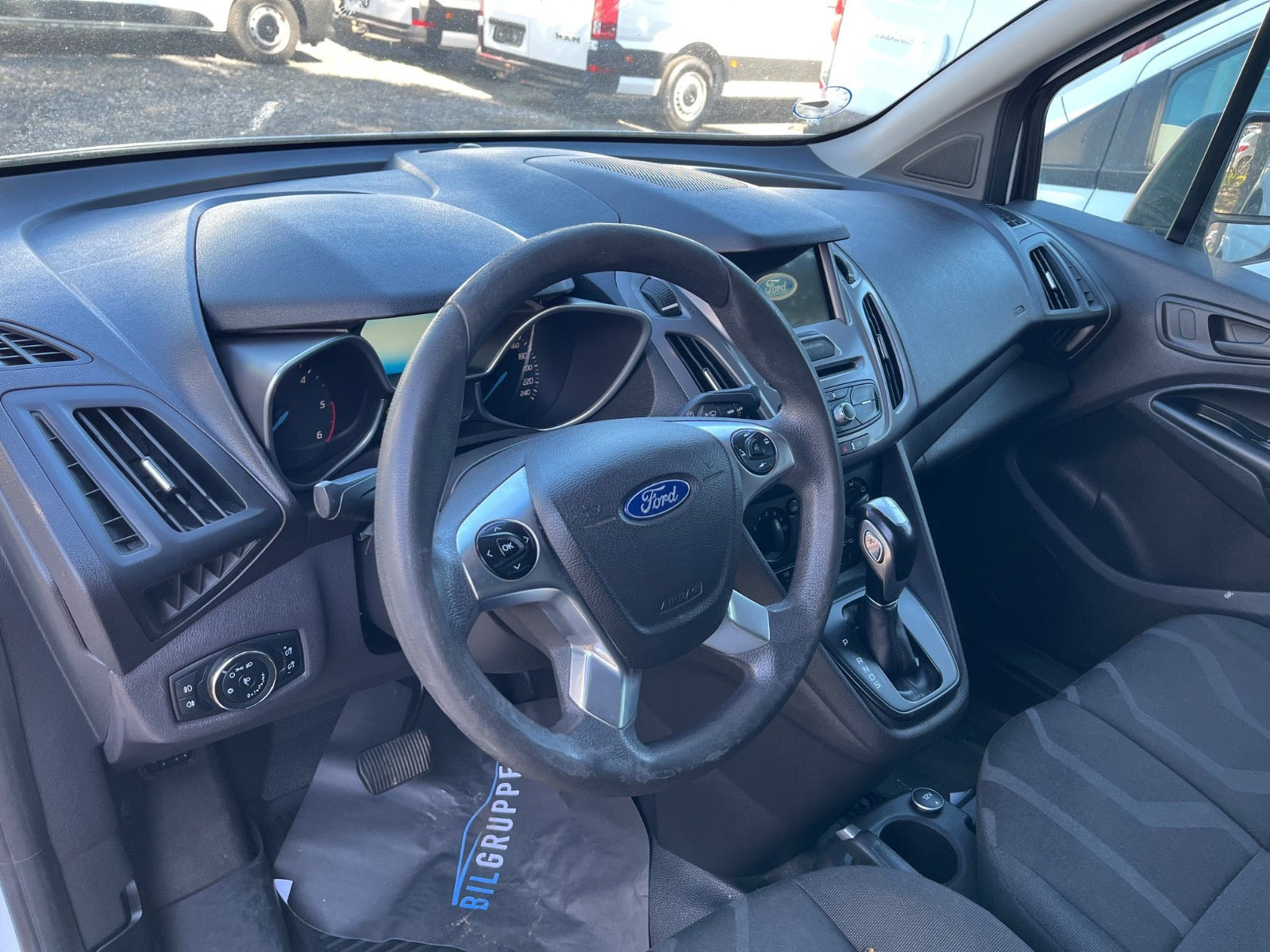 Hvid Ford Transit Connect fra 2017