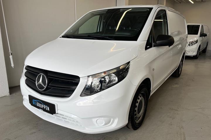Hvid Mercedes Vito 114 fra 2021 set udefra
