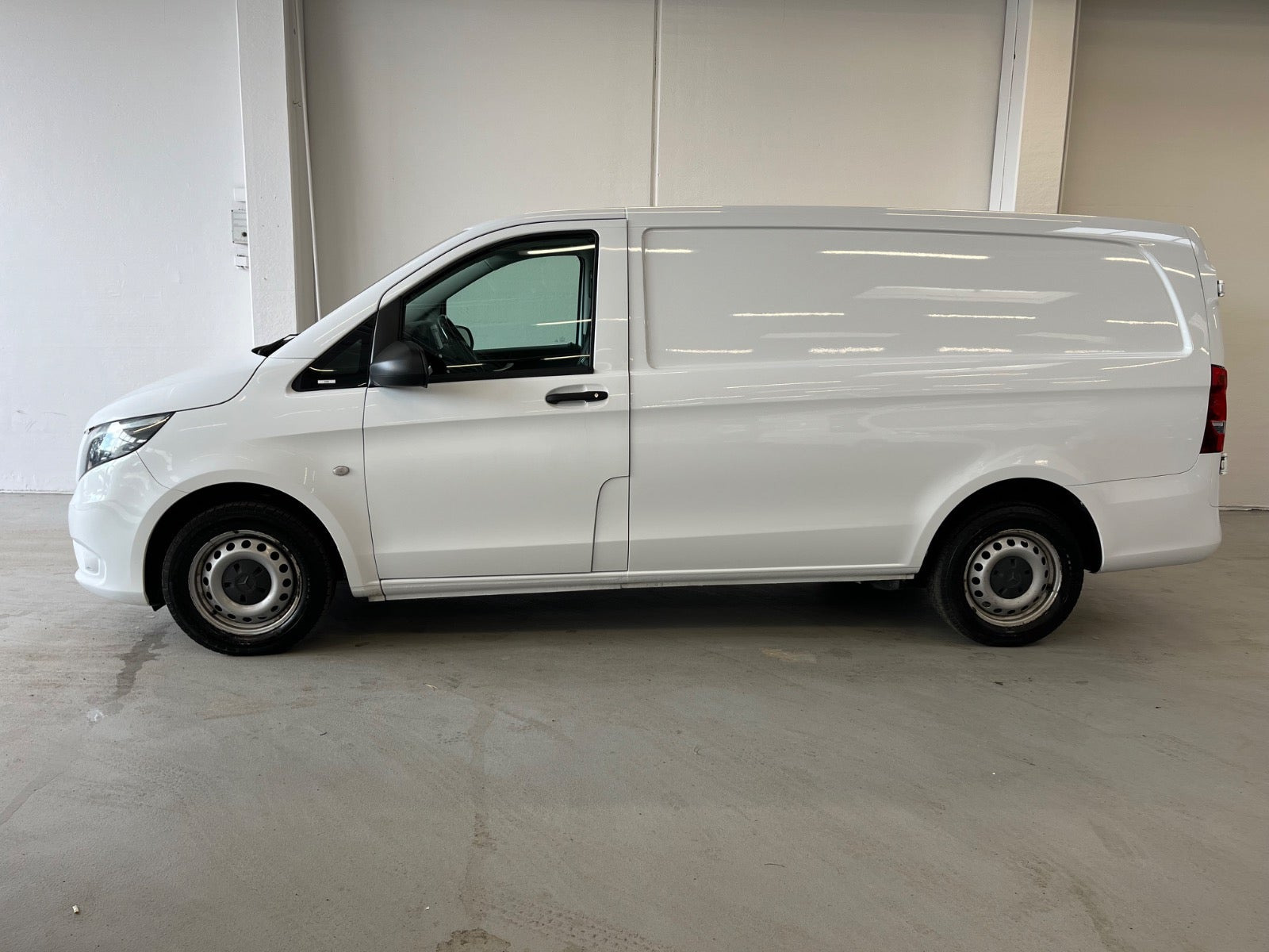 Hvid Mercedes Vito 114 fra 2021