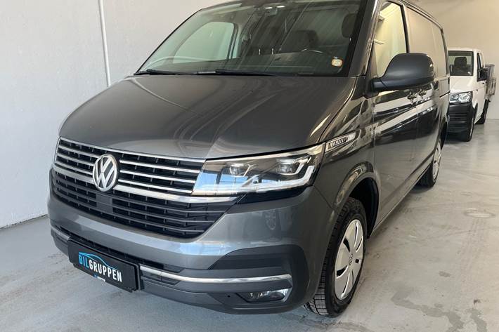 Grå VW Transporter fra 2022