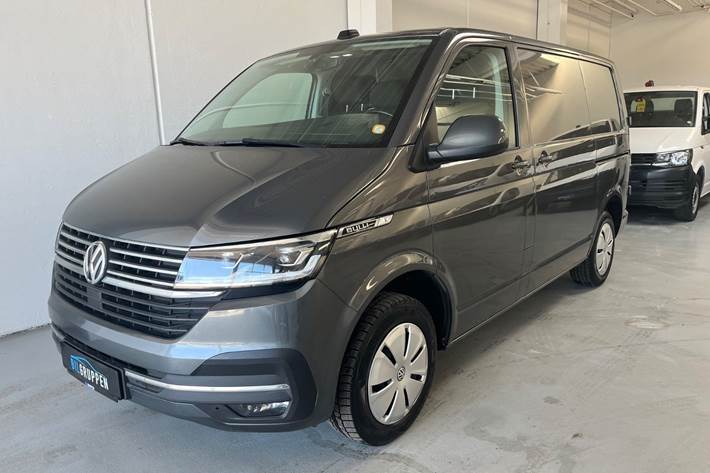 Grå VW Transporter fra 2022