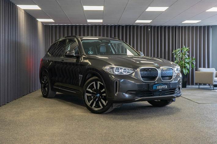 Grå BMW iX3 fra 2021