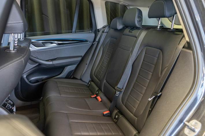 Grå BMW iX3 fra 2021
