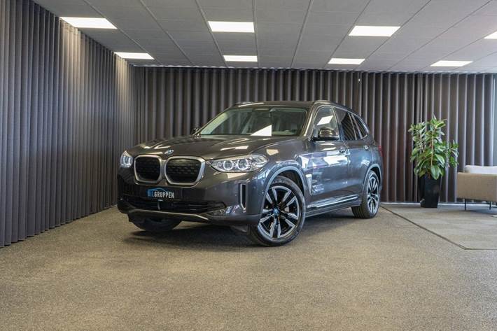 Grå BMW iX3 fra 2022