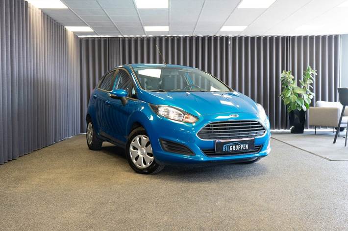 Blå Ford Fiesta fra 2015