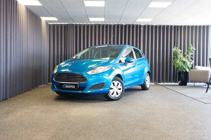 Blå Ford Fiesta fra 2015