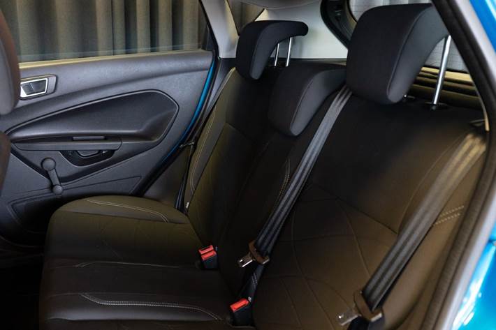 Blå Ford Fiesta fra 2015