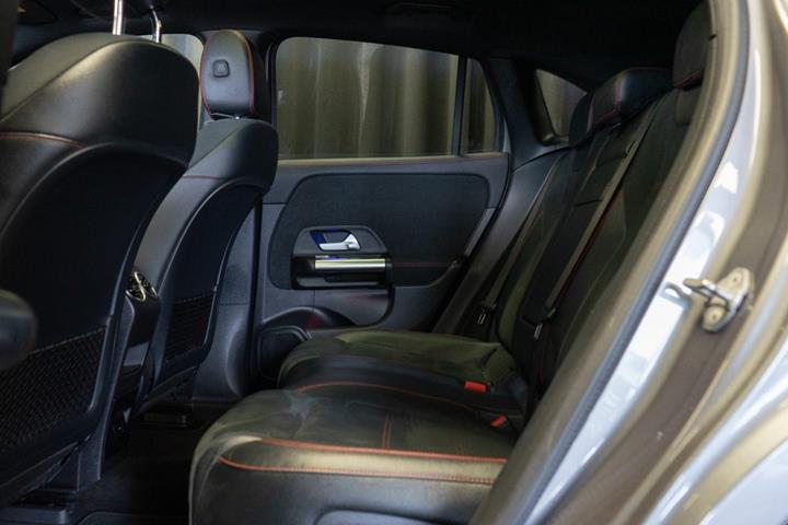 Grå Mercedes EQA250 fra 2021
