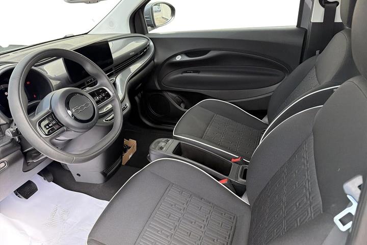 Grå Fiat 500e fra 2023