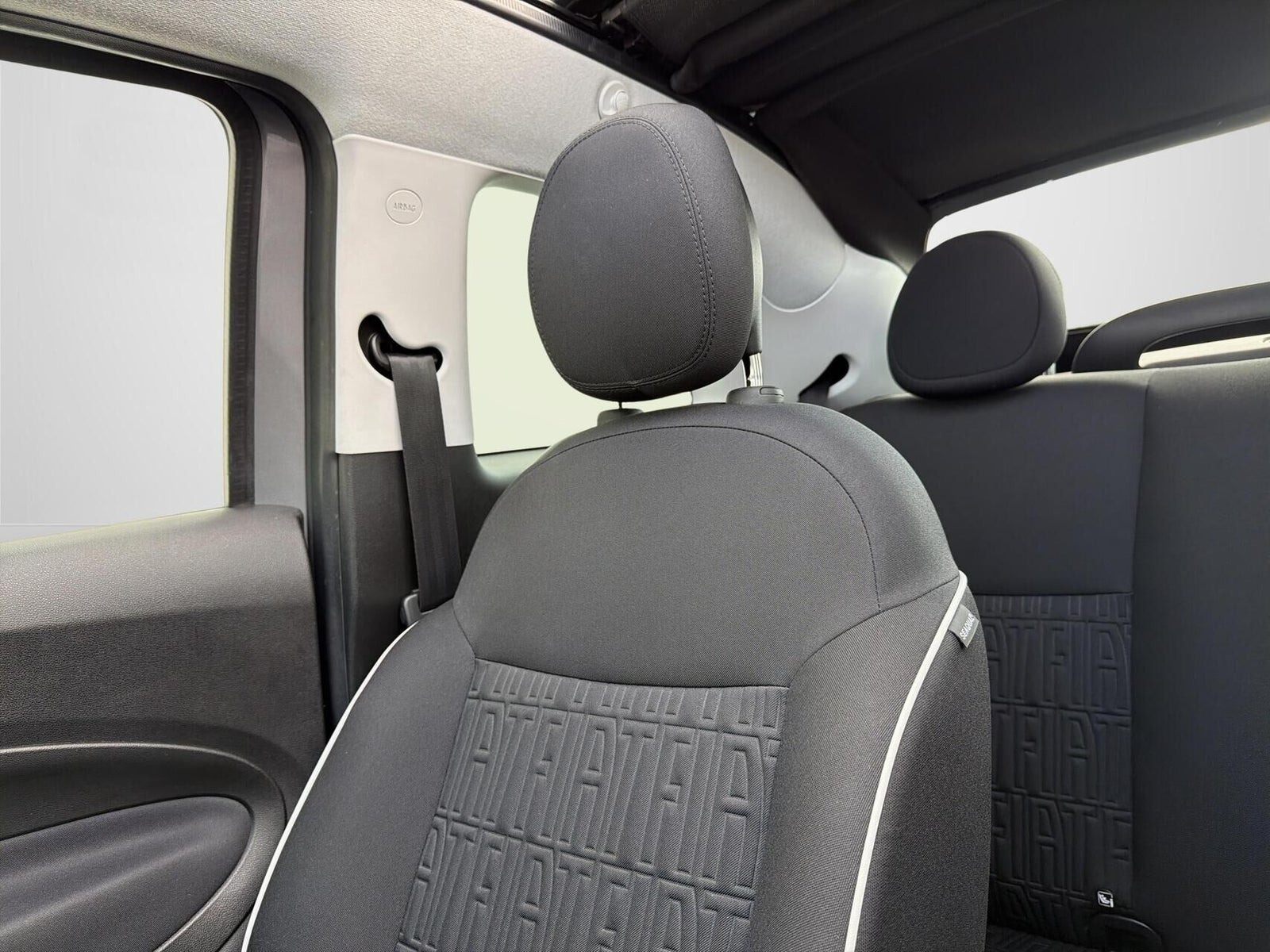 Grå Fiat 500e fra 2023
