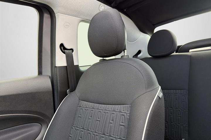 Grå Fiat 500e fra 2023